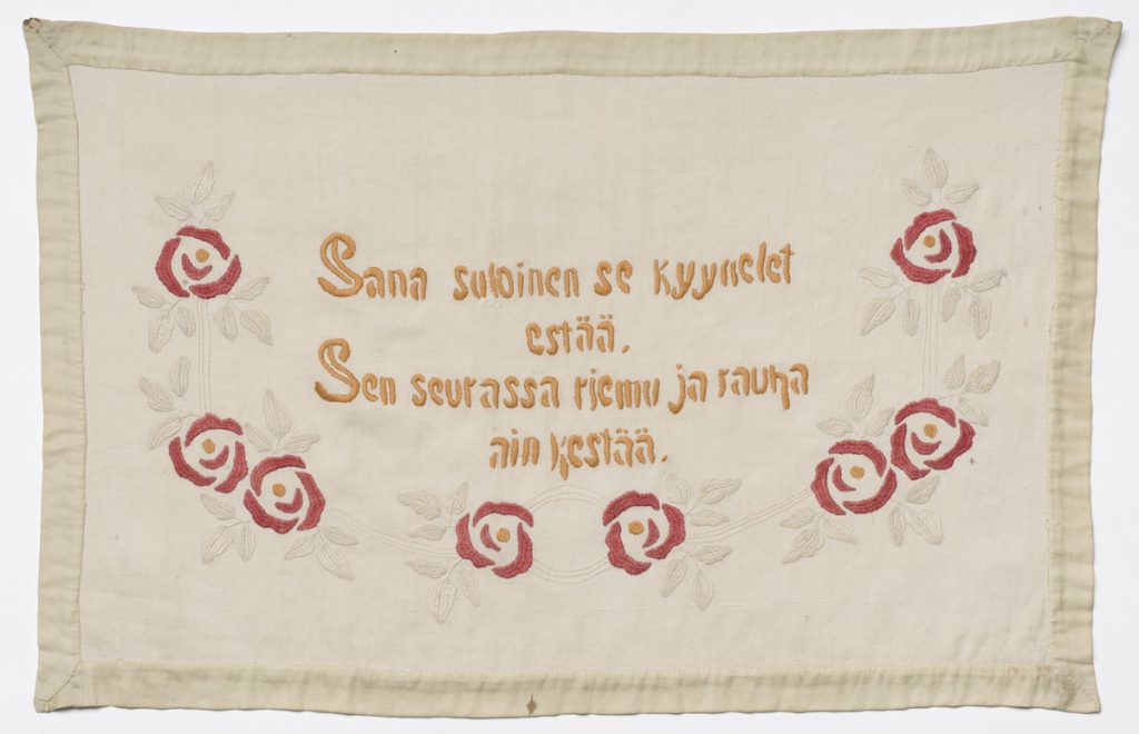 Mietelauseseinävaate. Vainikka, Eeva, valmistaja 1930–1939, Tuutari. 
Suomen kansallismuseo
